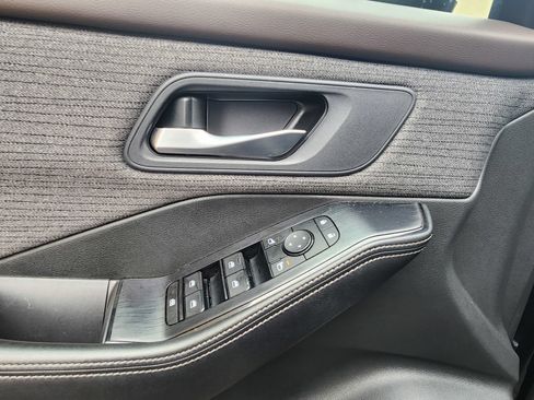 Used 2023 Nissan Rogue SV FWD image 9