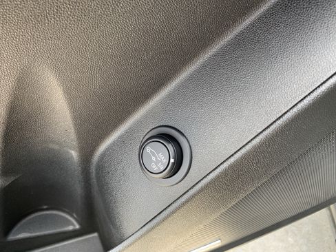 Used 2023 Chevrolet Equinox RS w/ RS Leather Package FWD image 10