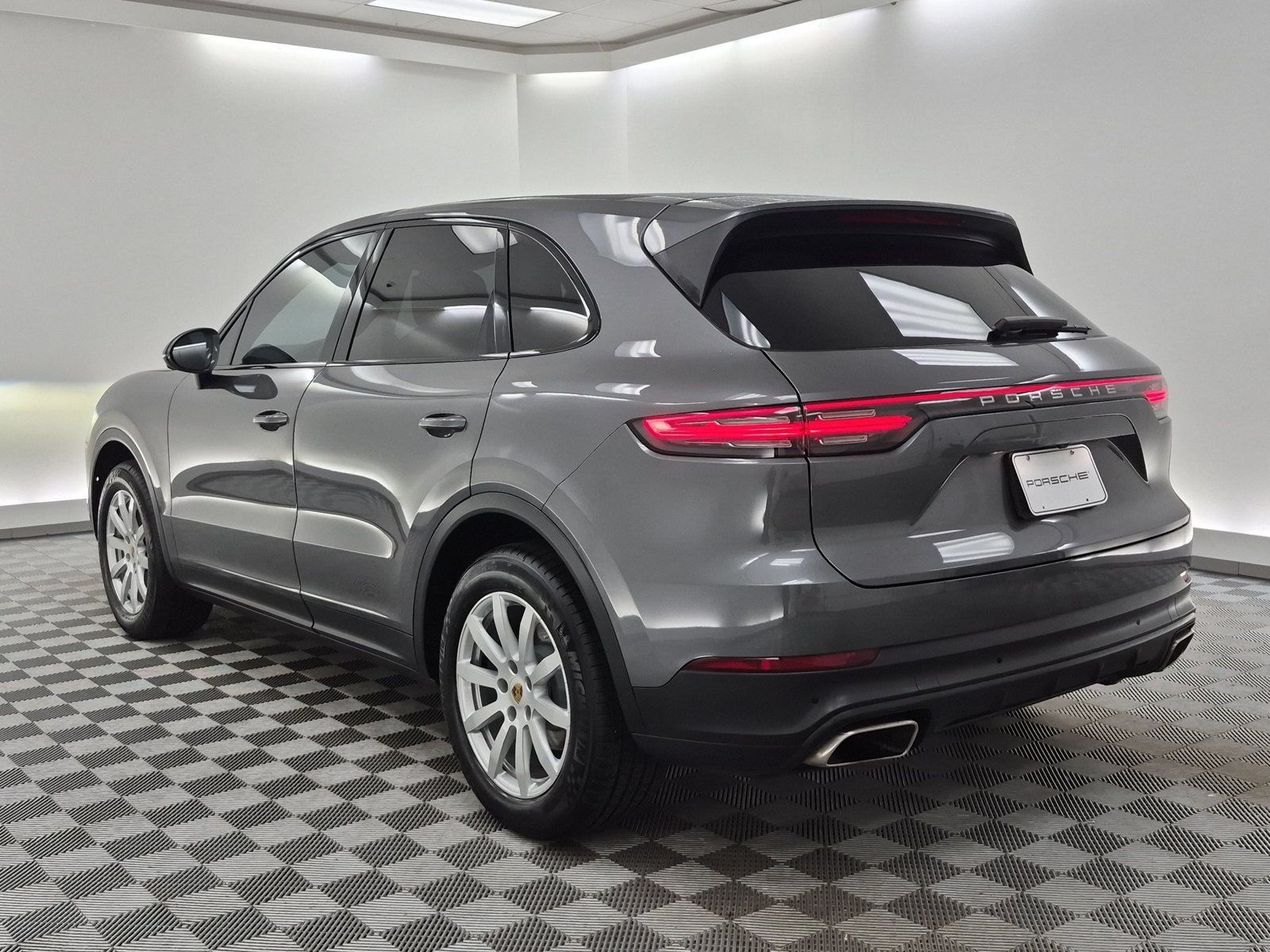 Used 2021 Porsche Cayenne AWD/4WD image 3