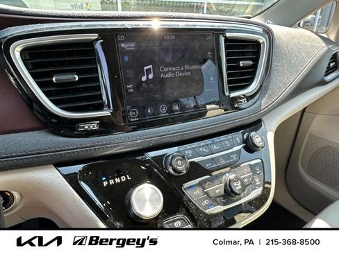 Used 2018 Chrysler Pacifica Limited w/ Advanced Safetytec Group FWD image 6