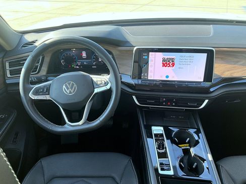 Used 2024 Volkswagen Atlas SE image 13