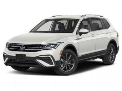 Used 2024 Volkswagen Tiguan SE w/ Panoramic Sunroof Package