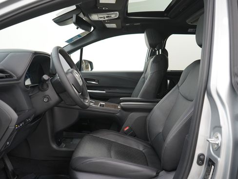 Used 2025 Toyota Sienna Platinum AWD/4WD image 29