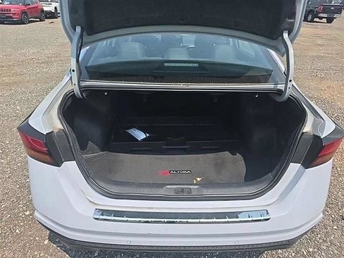 Used 2023 Nissan Altima 2.5 SR w/ SR Premium Package FWD image 9
