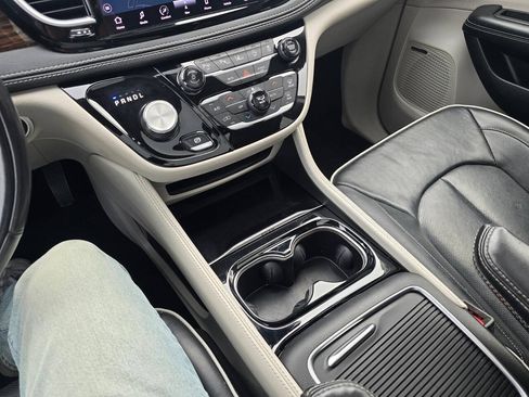 Used 2022 Chrysler Pacifica Limited FWD image 28