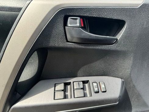 Used 2018 Toyota RAV4 LE FWD image 22