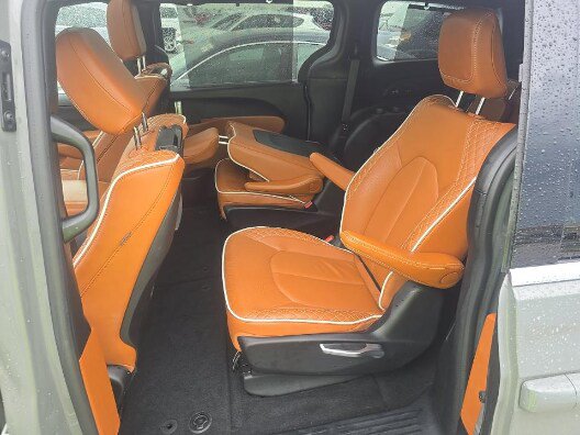 Used 2025 Chrysler Pacifica Pinnacle AWD/4WD image 6