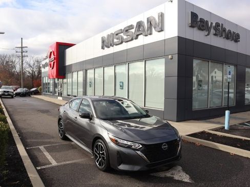 Certified 2025 Nissan Sentra SR FWD image 1