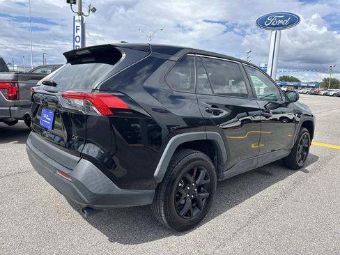 Used 2022 Toyota RAV4 LE FWD image 5