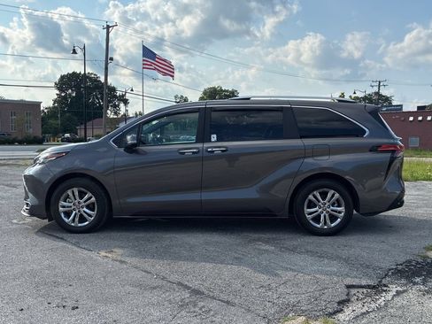 Used 2024 Toyota Sienna Platinum AWD/4WD image 2