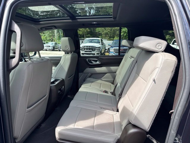 Used 2022 Chevrolet Suburban LT w/ LT Signature Package AWD/4WD image 14