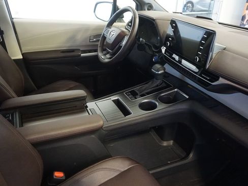 Used 2024 Toyota Sienna Platinum AWD/4WD image 27