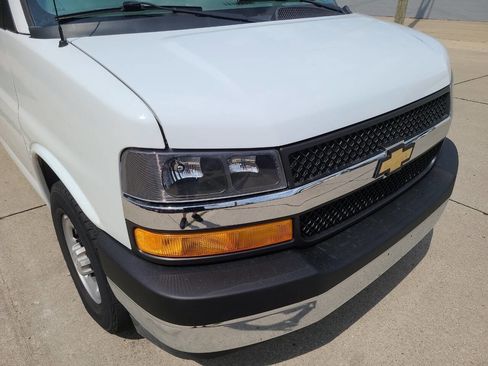 Used 2018 Chevrolet Express 2500 Extended image 10