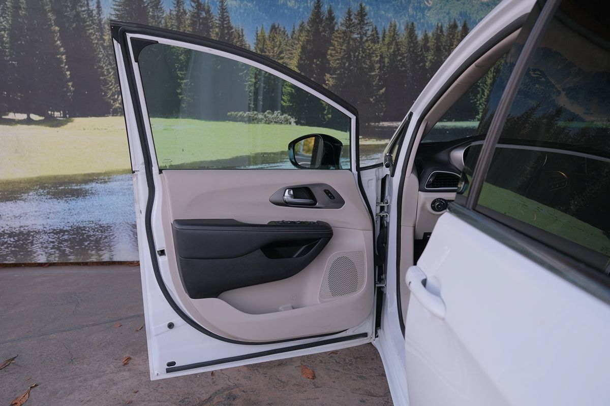 Used 2024 Chrysler Pacifica Touring-L FWD image 10