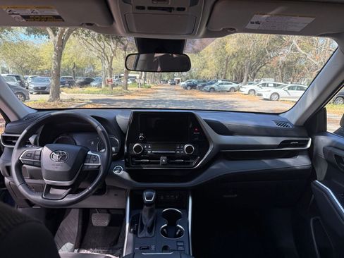 Used 2025 Toyota Highlander LE image 31