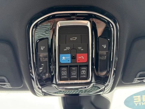 Used 2023 Jeep Grand Cherokee Summit w/ Luxury Tech Group V image 16