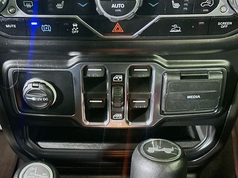 Used 2022 Jeep Wrangler Unlimited Sahara w/ Cold Weather Group AWD/4WD image 25