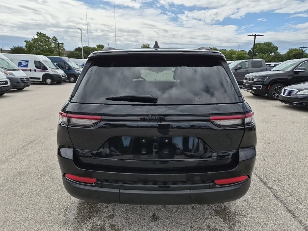 Used 2023 Jeep Grand Cherokee Altitude AWD/4WD image 7