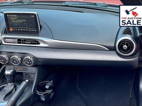 Used 2018 FIAT 124 Spider Classica w/ Technology & Siriusxm Group RWD image 16