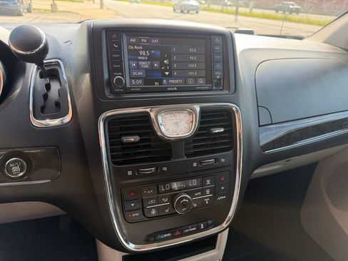 Used 2016 Chrysler Town & Country Touring w/ Driver Convenience Group FWD image 20
