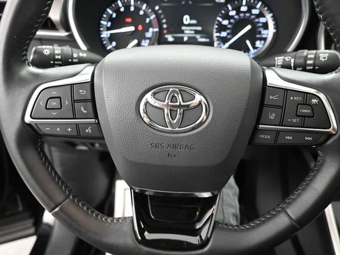 Used 2021 Toyota Highlander XLE AWD/4WD image 13