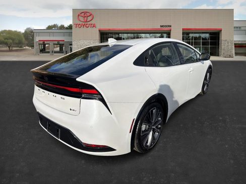 Used 2025 Toyota Prius XLE image 5
