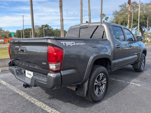 Used 2017 Toyota Tacoma TRD Sport image 4
