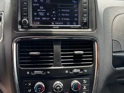 Used 2018 Dodge Grand Caravan SXT w/ Blacktop Package FWD image 15