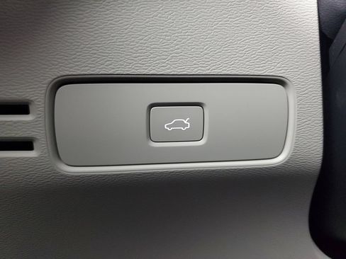 Certified 2026 Volvo XC40 B5 Plus AWD/4WD image 37