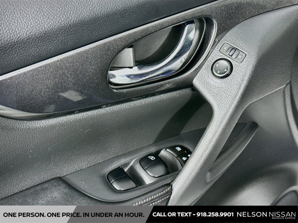 Certified 2017 Nissan Rogue SV w/ SV Premium Package FWD image 18