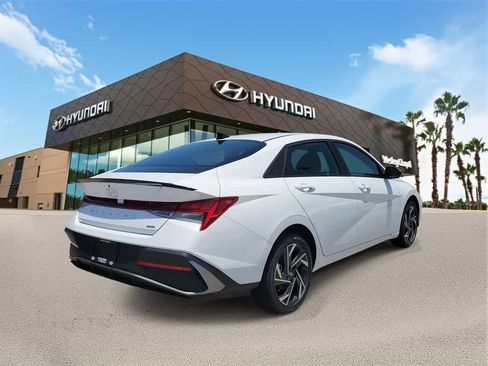 New 2025 Hyundai Elantra SEL image 3