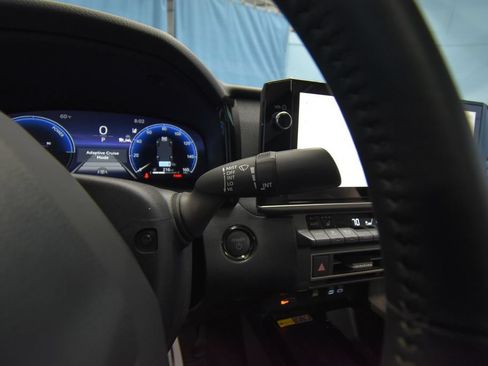 Used 2025 Toyota Camry XLE AWD/4WD image 13