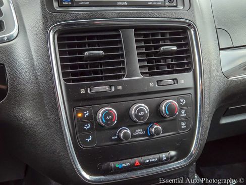 Used 2017 Dodge Grand Caravan SE image 23