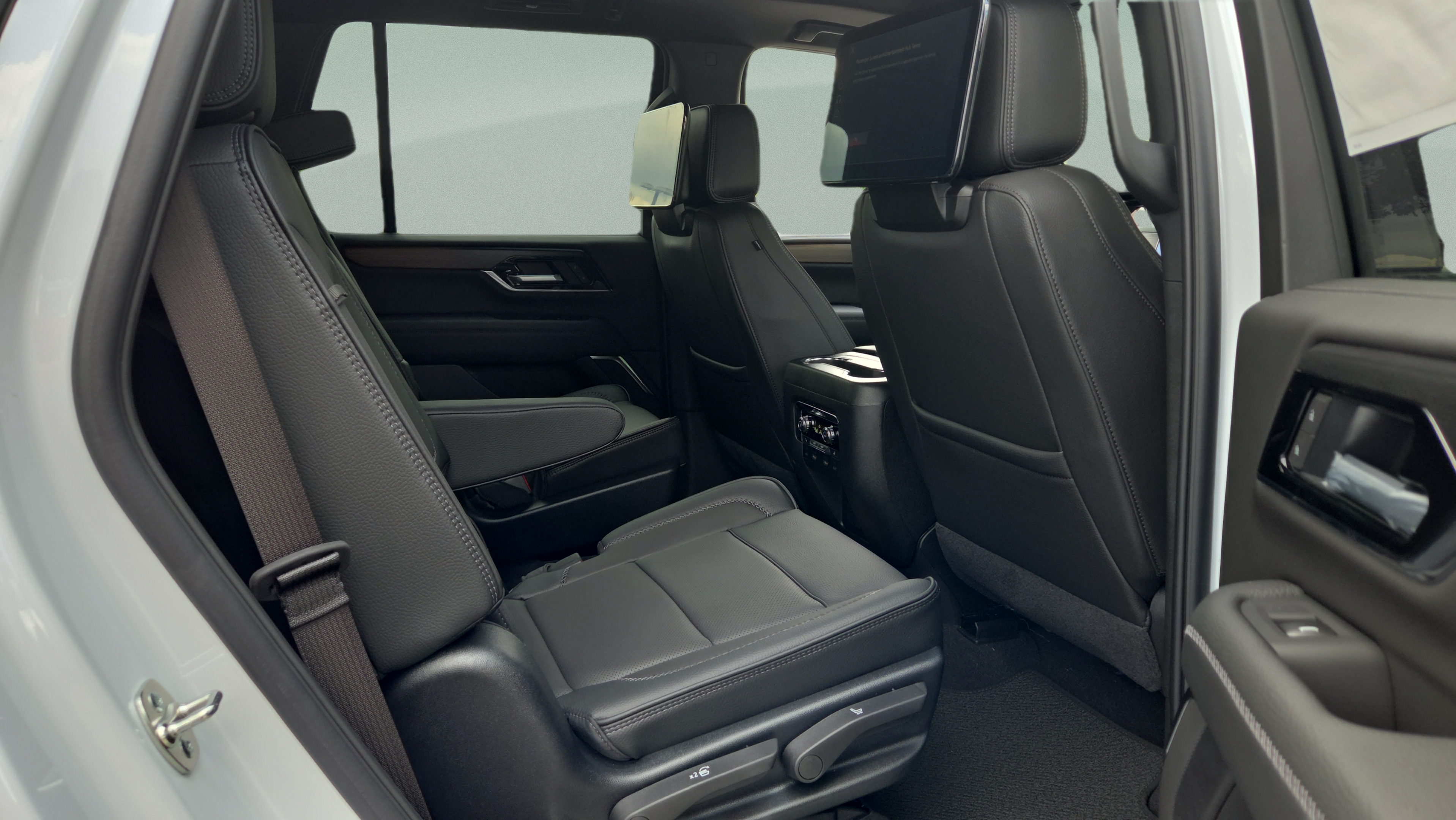 New 2026 GMC Yukon Denali w/ Denali Reserve Package AWD/4WD image 14