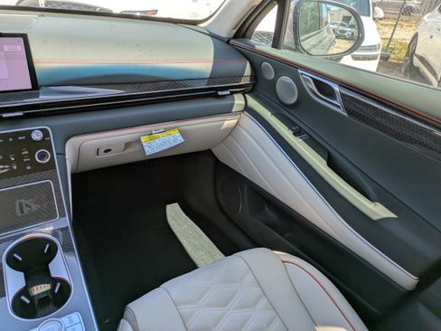 Used 2025 Genesis GV80 3.5T e-SC AWD/4WD image 11