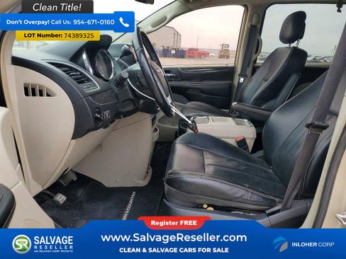 Used 2015 Chrysler Town & Country Touring image 9