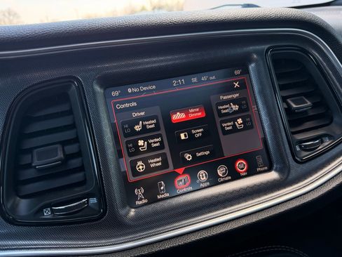 Used 2015 Dodge Challenger SRT w/ Technology Group image 39