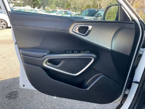 Used 2025 Kia Soul LX w/ LX Technology Package image 20