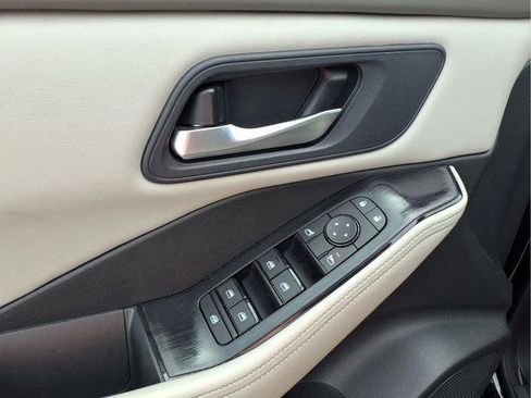 Used 2025 Nissan Rogue SV FWD image 13