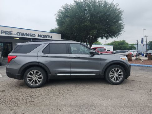 Used 2022 Ford Explorer XLT w/ Equipment Group 202A RWD image 2