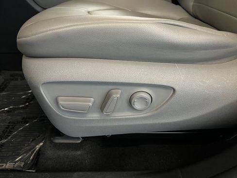 Used 2020 Toyota Highlander XLE FWD image 34
