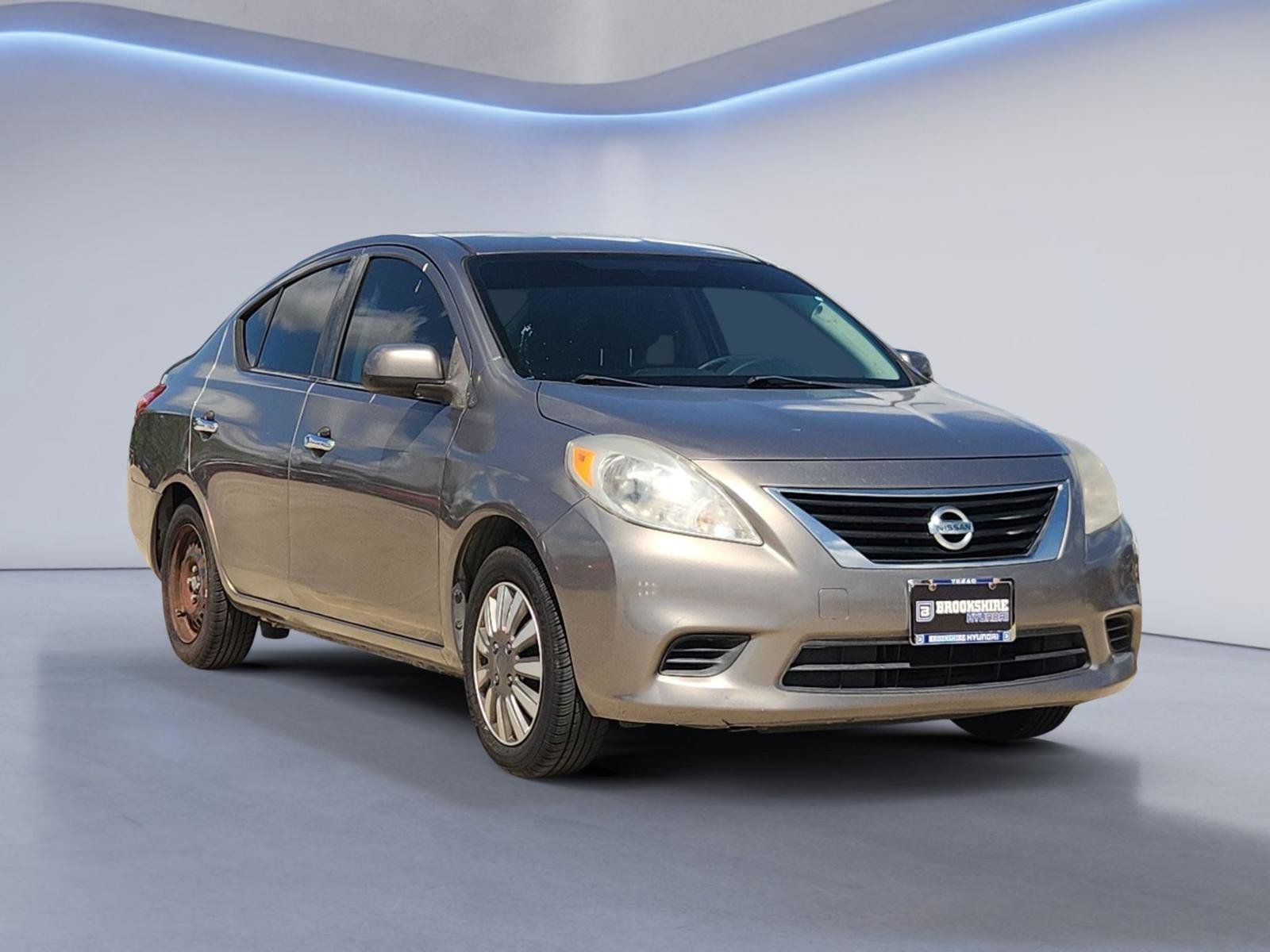 Used 2014 Nissan Versa SV FWD image 3