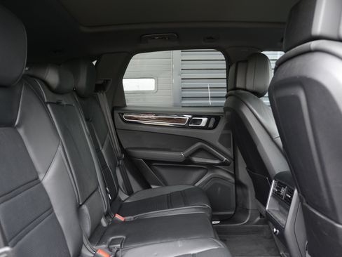 Certified 2023 Porsche Cayenne AWD/4WD image 32