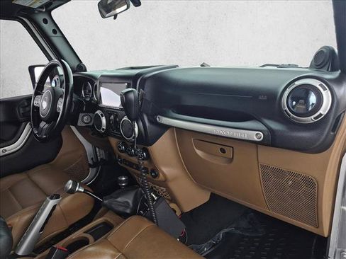 Used 2012 Jeep Wrangler Unlimited Rubicon w/ Connectivity Group AWD/4WD image 21