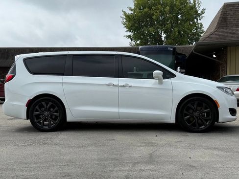 Used 2019 Chrysler Pacifica Touring Plus w/ Advanced Safetytec Group FWD image 6