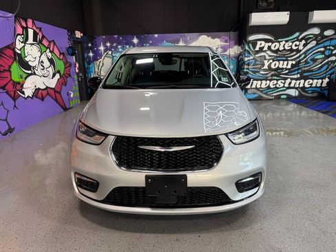 Used 2024 Chrysler Pacifica Touring-L FWD image 8