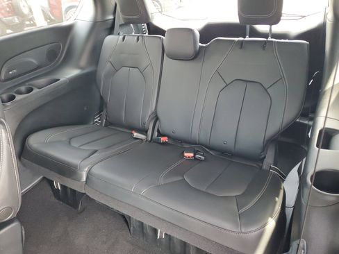 Used 2019 Chrysler Pacifica Touring-L w/ Premium Audio Group FWD image 16