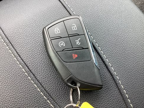 Used 2025 Chevrolet Traverse LT FWD image 38