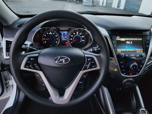 Used 2016 Hyundai Veloster image 9