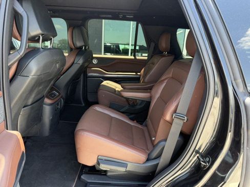 Used 2025 Lincoln Navigator Reserve AWD/4WD image 8